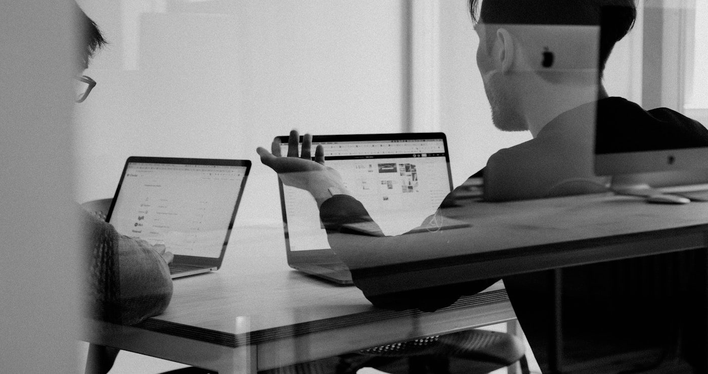 Equipe comercial utilizando integração automatizada entre WhatsApp, estoque e marketplaces do agronegócio — case Jumil e BW8 Martech