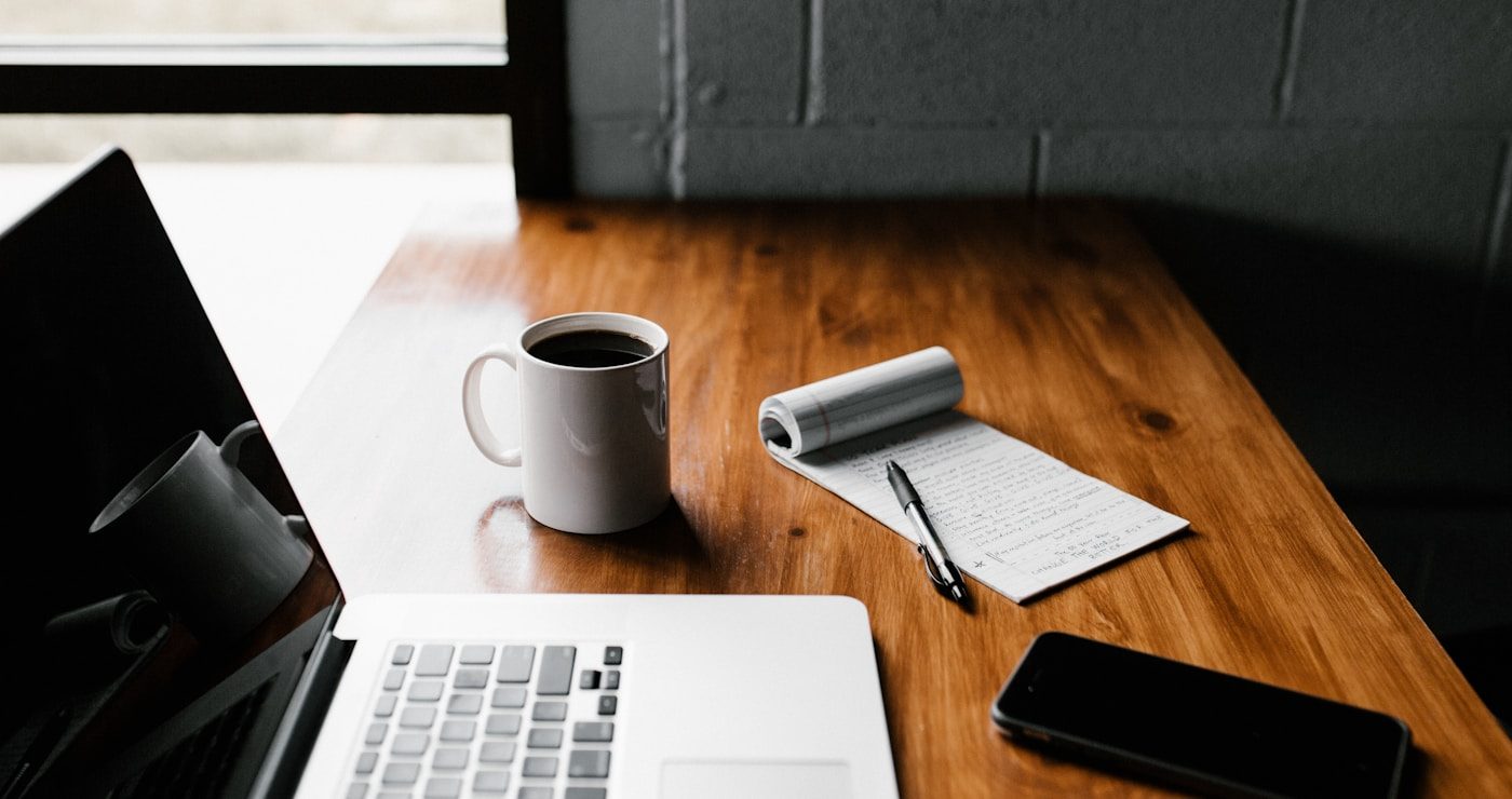 Profissional trabalhando com laptop em ambiente moderno — futuro do trabalho com agentes de inteligência artificial e automação digital — BW8 Martech