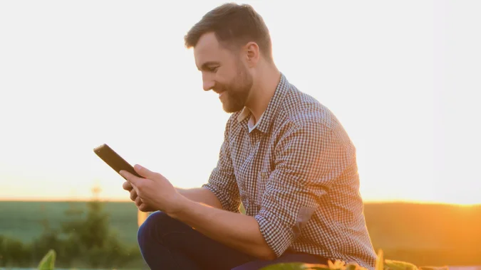 Equipe comercial utilizando integração automatizada entre WhatsApp, estoque e marketplaces do agronegócio — case Jumil e BW8 Martech